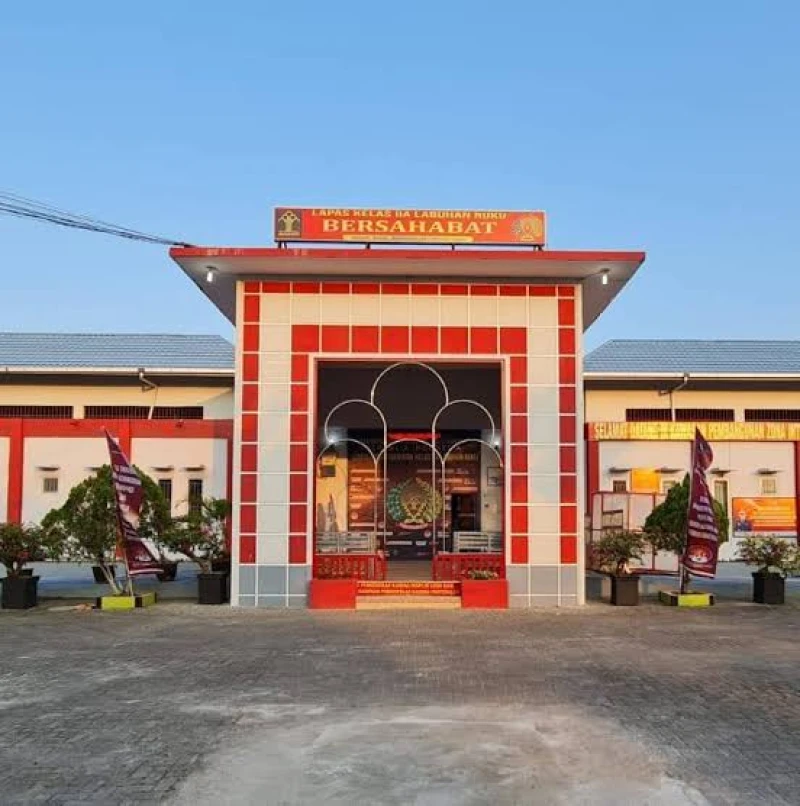 Bos Engkol Lapas Kelas llA Labuhan Ruku Ini Diduga Intens Komunikasi Keluar Gunakan Handphone - navigasivisual.id