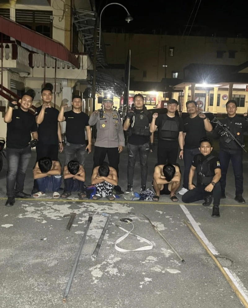 Beraksi Pakai Sajam Terlihat Sangar, Pas Ketemu Petugas, Wajah 4 Pelaku Ini Lemas - NavigasiVisual