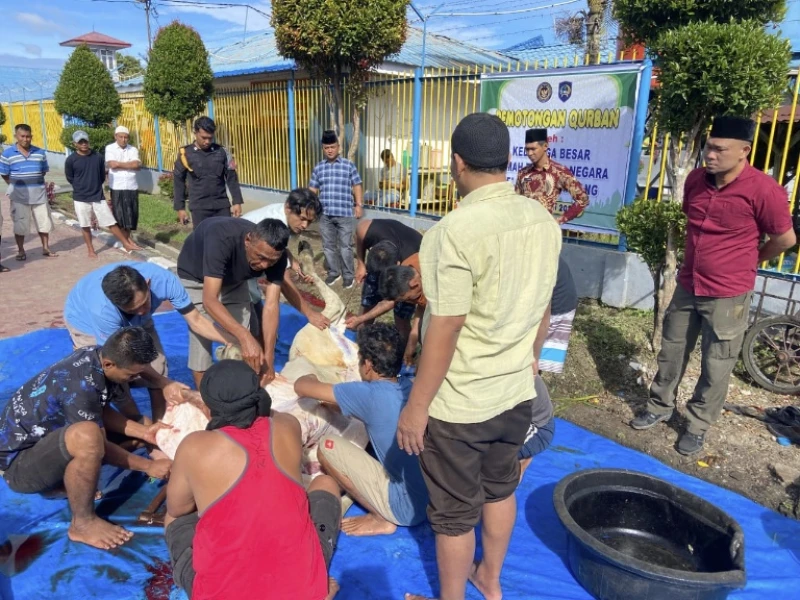 Keluarga Besar Rutan Sidikalang Laksanakan Shalat Idul Adha Hingga Sembelih Hewan Qurban - NavigasiVisual