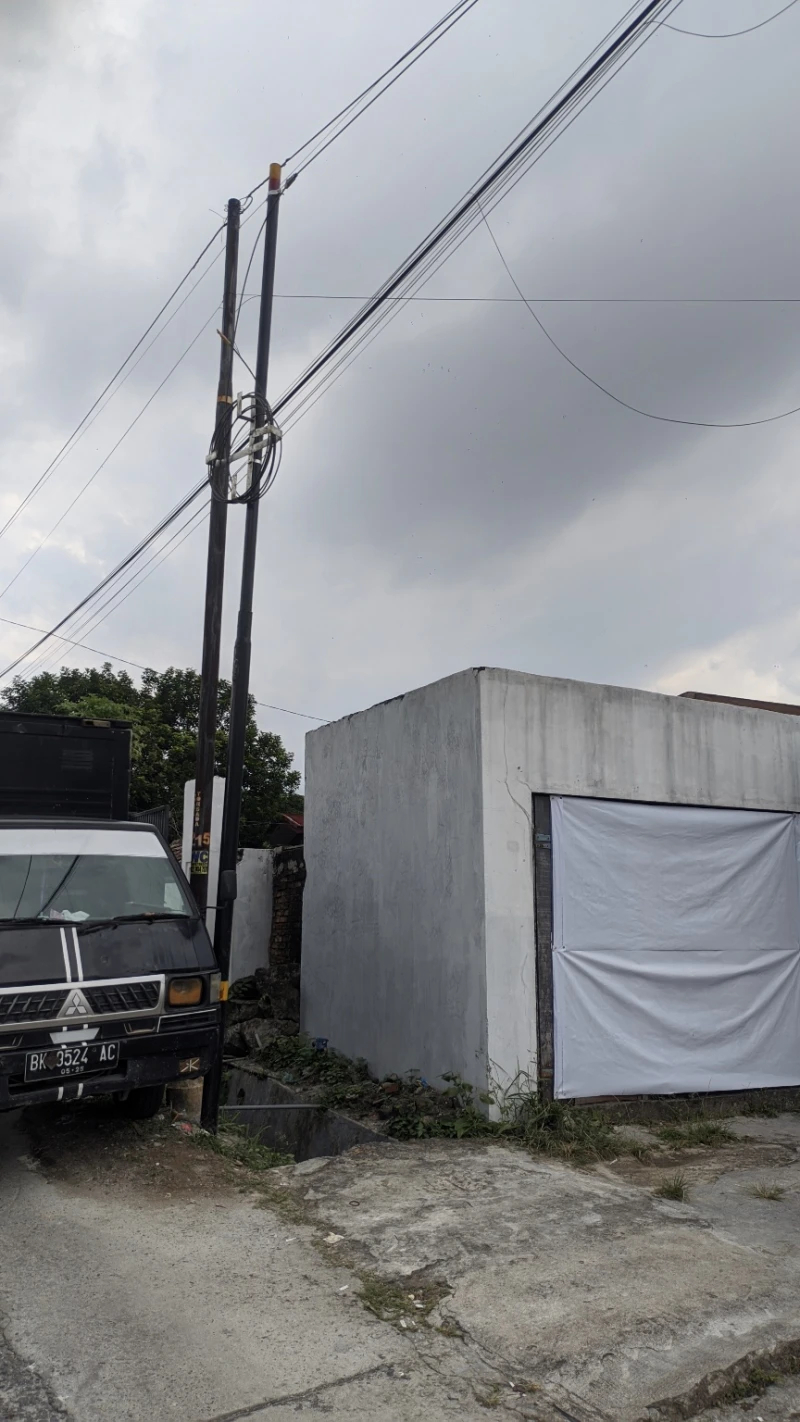 Pemasangan Tiang Provider Biznet di Siantar Tanpa Izin dan Menghalangi Jalan, Pemilik Rumah Keberatan - NavigasiVisual