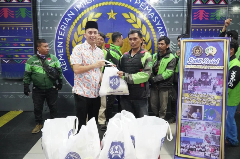 Rutan Kelas I Medan Bagikan 50 Paket Bansos Kepada Pengemudi Ojek Online - NavigasiVisual