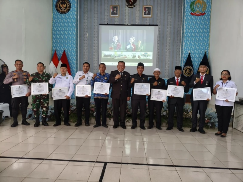 Kalapas Padangsidimpuan Serahkan Penghargaan Mitra Kerja dan Tokoh Terbaik dalam Rangkaian Tasyakuran HBP ke-62 - NavigasiVisual