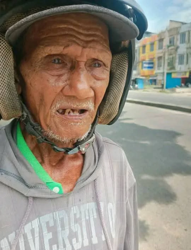 Kisah Pilu Kakek Yatim Asal Medan, Tangan Cacat Tetap Narik Becak Malah Dilarikan Penumpang - NavigasiVisual