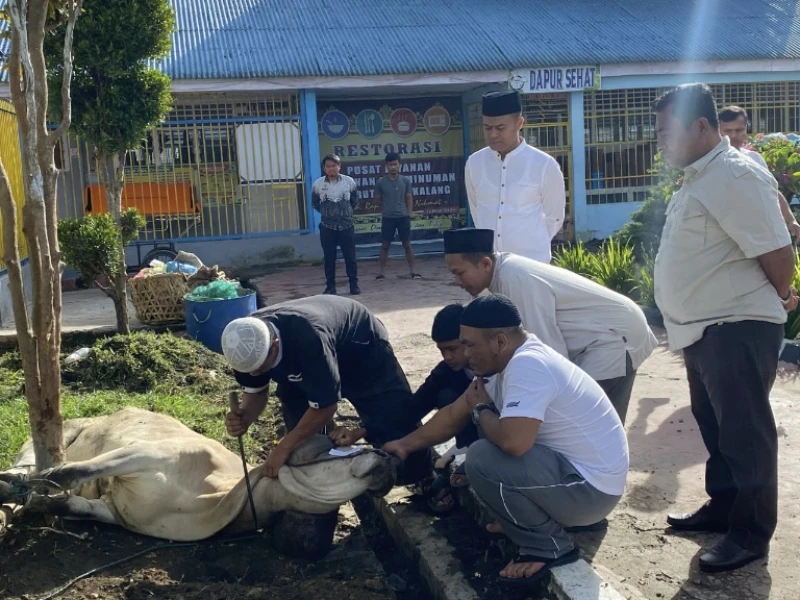 Keluarga Besar Rutan Sidikalang Laksanakan Shalat Idul Adha Hingga Sembelih Hewan Qurban - NavigasiVisual