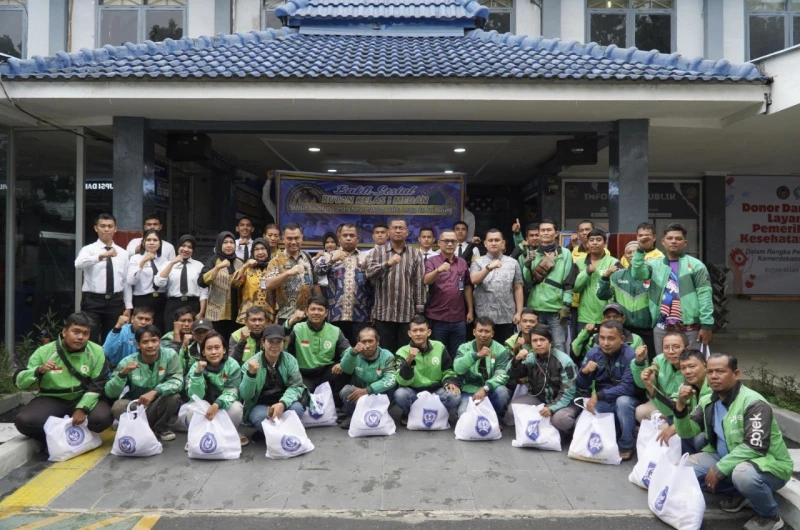 Rutan Kelas I Medan Bagikan 50 Paket Bansos Kepada Pengemudi Ojek Online - NavigasiVisual