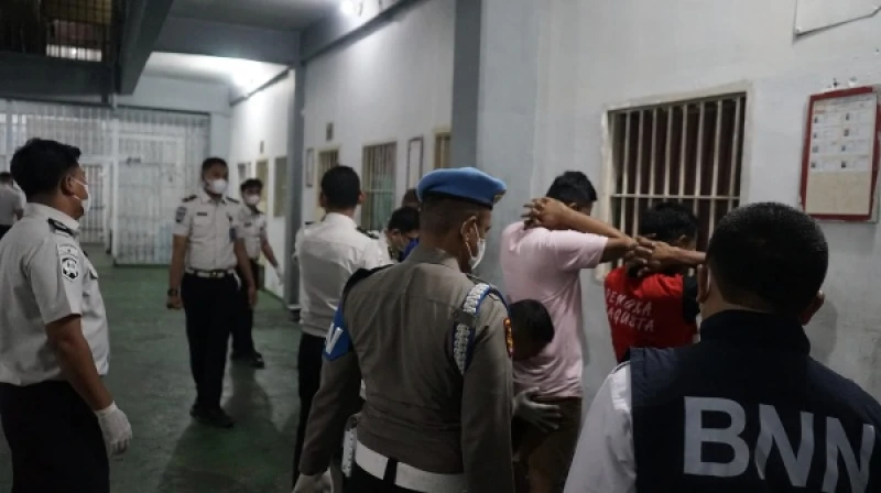 Sekitar 40 Kamar Disisir Dalam Razia Gabungan di Lapas Kelas l Medan, Ini Hasilnya - NavigasiVisual