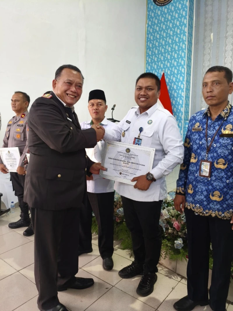 Kalapas Padangsidimpuan Serahkan Penghargaan Mitra Kerja dan Tokoh Terbaik dalam Rangkaian Tasyakuran HBP ke-62 - NavigasiVisual