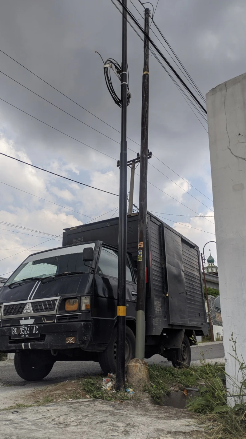 Pemasangan Tiang Provider Biznet di Siantar Tanpa Izin dan Menghalangi Jalan, Pemilik Rumah Keberatan - NavigasiVisual