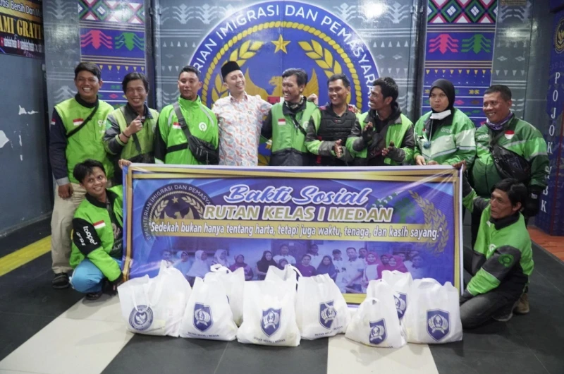 Rutan Kelas I Medan Bagikan 50 Paket Bansos Kepada Pengemudi Ojek Online - NavigasiVisual