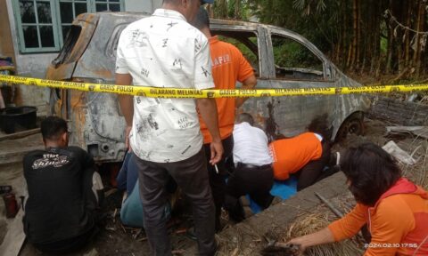 Polisi Lakukan olah TKP terhadap Mobil Oknum Wartawan Tobapos.com yang dibakar oleh OTK pembakaran. Foto: Redaksi.