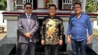 Ucok Budiman Damanik (kiri) saat Foto bersama Bupati Simalungun Radiapoh H Sinaga. Foto: Istimewa.