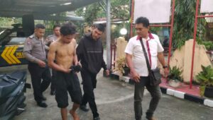 Pelaku Diboyong ke Polsek Siantar Barat Untuk Dimintai Keterangan. Foto: Redaksi.